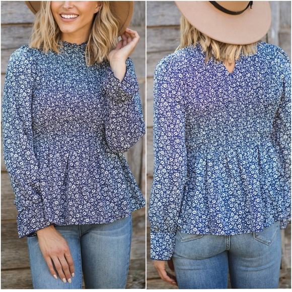 Mi Ami Francesca's Chic Blue Floral Long Sleeves Top - Picture 2 of 11
